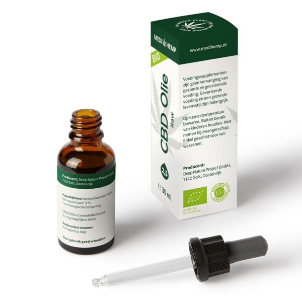 A bottle of Medihemp CBD Oil RAW 2,5% (30ml) next to a box.